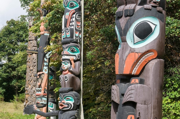 Photo vancouver canada september 12th 2018 first nations totem poles in stanley park vancouver canada