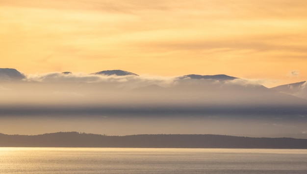 Vancouver Island bedekt met wolken tijdens zonsondergang in de winter