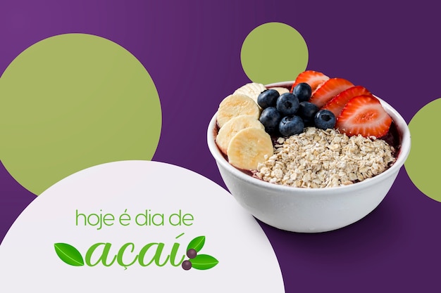 "Vandaag is aÃ§ai dag" Braziliaanse bevroren aÃai-bessenijskom met aardbeien, bananen, bosbessen en haver. geïsoleerd op paarse achtergrond. Zomer bannerpost.