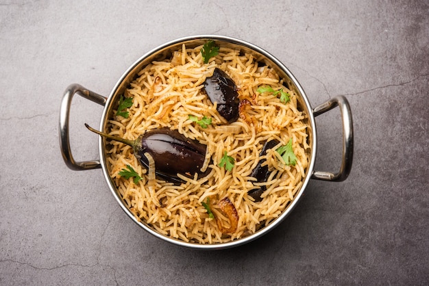 Vangibhath o riso brinjal o melanzane biryani serviti in una ciotola o karahi