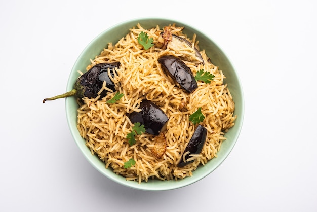 vangibhath of brinjal rijst of aubergine biryani geserveerd in een kom of karahi