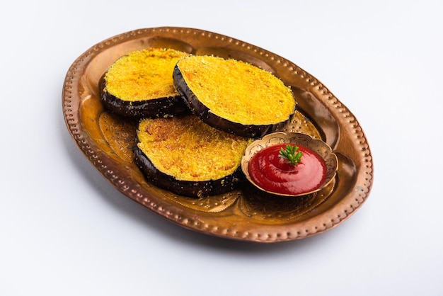 Photo vangyache kaap or pan fried crispy eggplant, indian side dish recipe