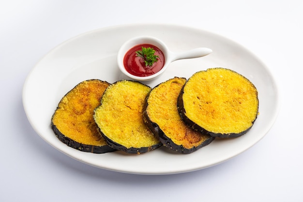 Photo vangyache kaap or pan fried crispy eggplant, indian side dish recipe