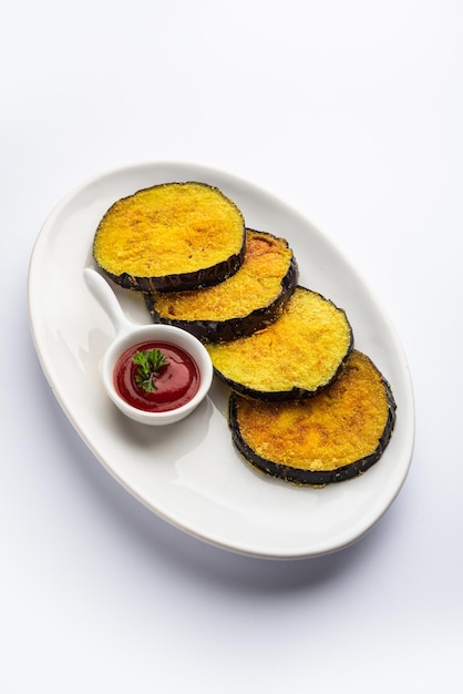 Photo vangyache kaap or pan fried crispy eggplant, indian side dish recipe