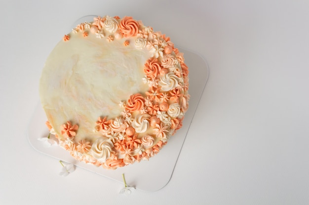 Vanila cake met bloemendecoratie.