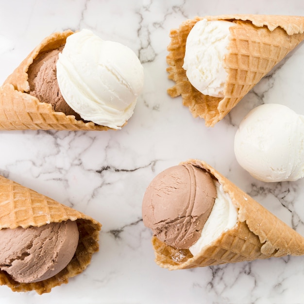 写真 コーンのバニラとチョコレートのアイスクリーム