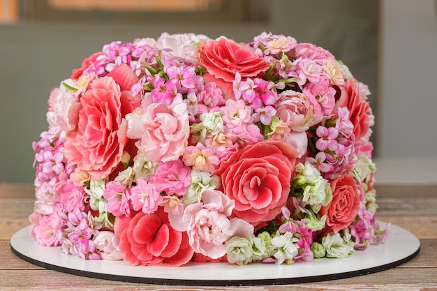 Primo piano della torta alla vaniglia ricoperta di fiori commestibili di kalanchoe