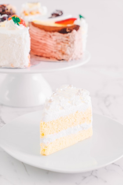 흰색 배경에 바닐라 케이크