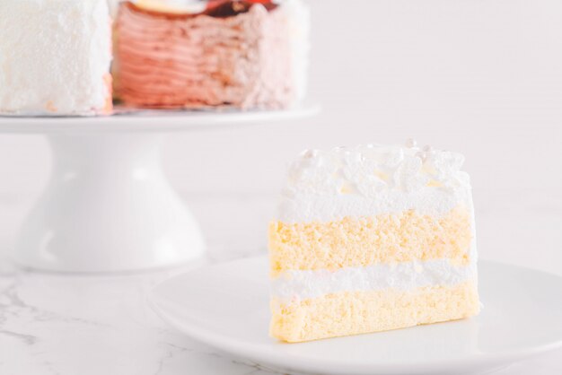 Torta alla vaniglia su sfondo bianco