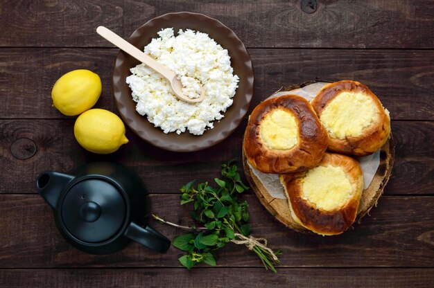 Panini alla vaniglia con ricotta (cheesecake) su legno scuro. la vista dall'alto