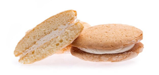 Печенье с ванильным кремом на белом фоне.