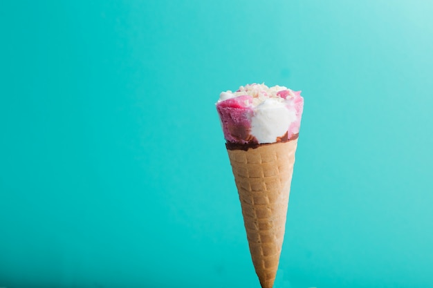 Cono gelato alla vaniglia su blu