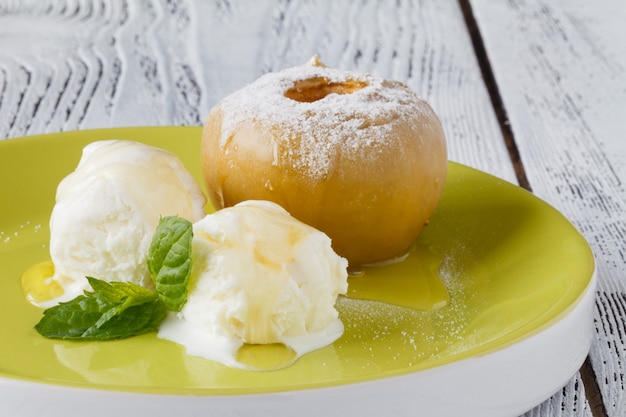 Photo vanilla ice cream served with baked apple