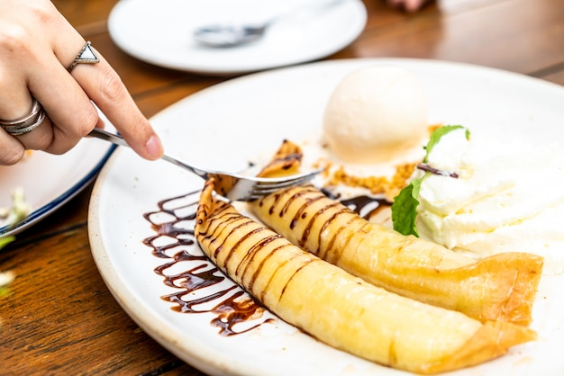 Gelato alla vaniglia con crostata di banane e panna montata