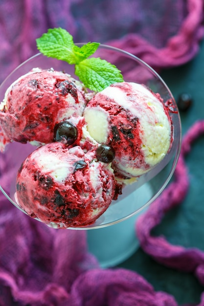 Vanilla ice cream with black currants