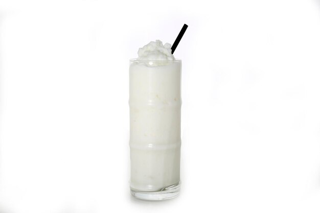 Фото Ванильный молочный коктейль с соломинкой, подаваемый в стакане, изолированном на сером фоне, боковой вид здорового утреннего арабского напитка