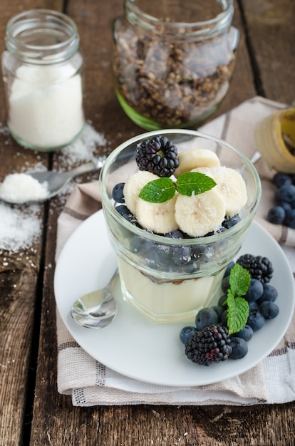 Vanilla pudding with berries and mint