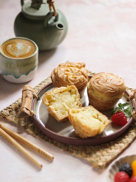 Photo vanilla soes cakes or soes vla  served in plate selective focus