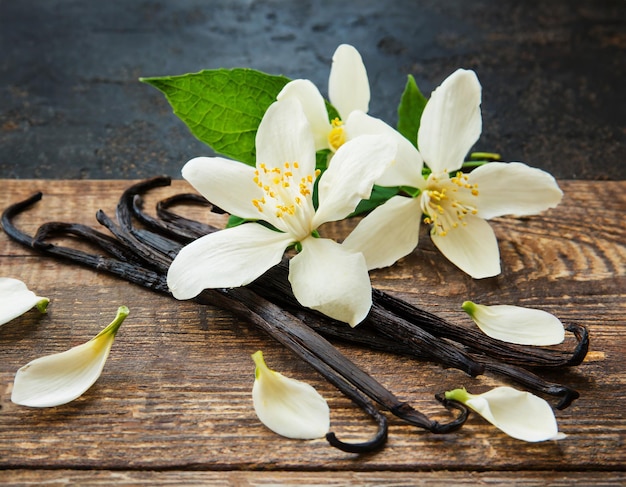 Photo vanilla with jasmine flowers