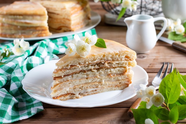 Vanille biscuit cake met botercrème op tafel