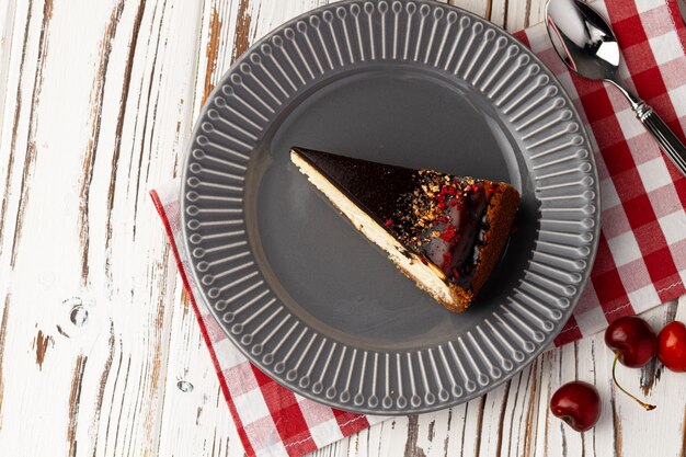 Vanille cheesecake met chocolade top en bessen