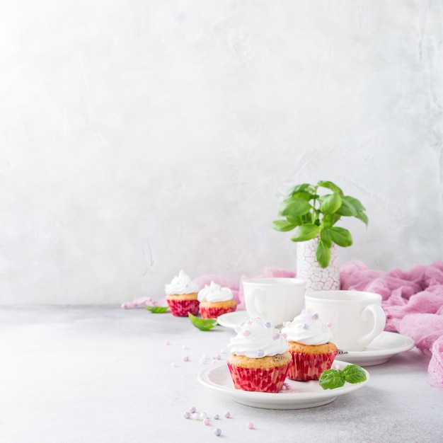 Vanille cupcakes met witte room