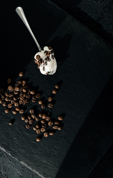 Vanille-ijs met koffiebonen