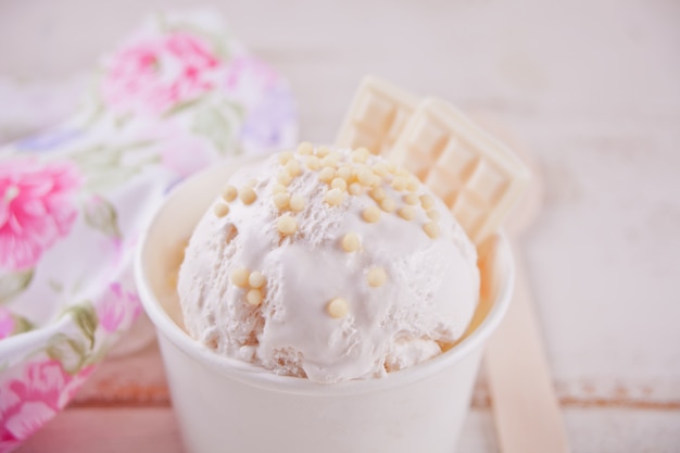 Vanille-ijs met witte chocolade.