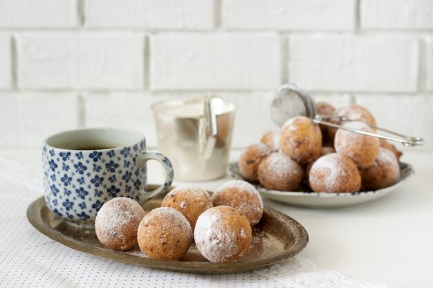 Vanille krapfen doghnut met koffie. Rustieke stijl.