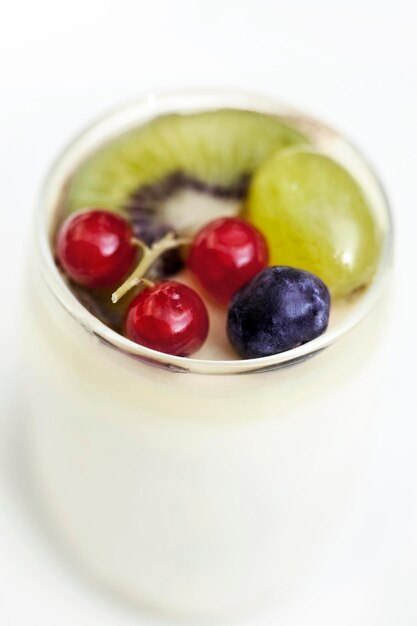 Vanilleyoghurt en diverse soorten vers fruit