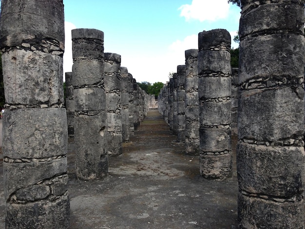 Foto vista dal punto di scomparsa di antiche colonne in fila