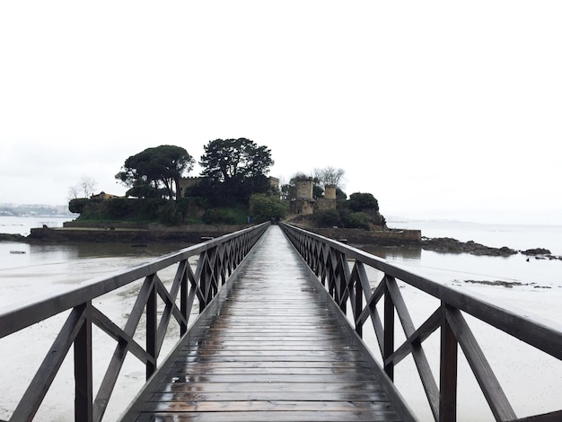 Photo vanishing point view of footbridge over sea