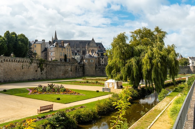 ヴァンヌ沿岸の中世の町、ロンパール庭園の美しい庭園と城壁、モルビアン県、ブルターニュ、フランス