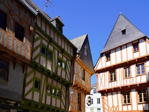 Photo vannes typical old halftimbered wooden houses in french beautiful touristic town in brittany