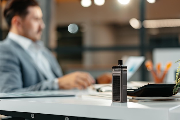 Vape op de werktafel van een mannelijke zakenman