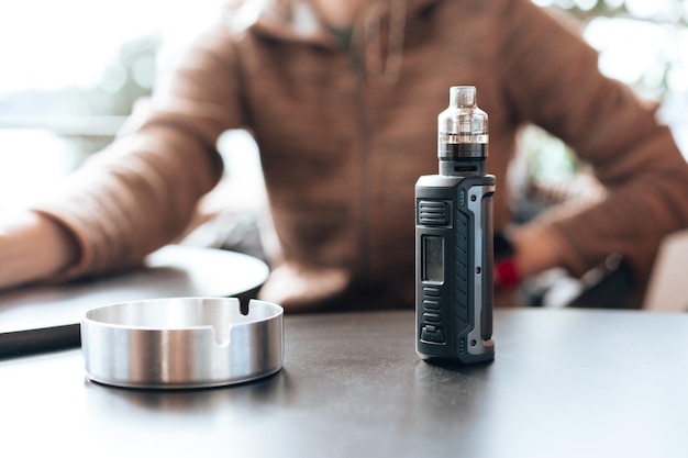 Vape staat op een houten tafel in café