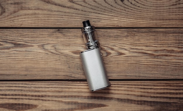 Vaping apparaat op houten tafel