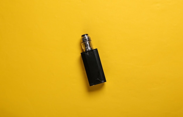 Vaping 장치 전자 물 담뱃대 또는 노란색 배경에 담배 상위 뷰