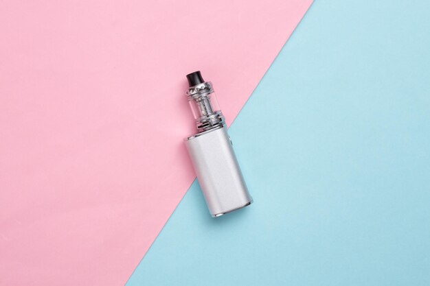 Vapingapparaat op roze blauwe achtergrond