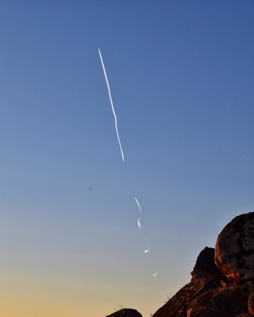 Foto tracce di vapore contro il cielo