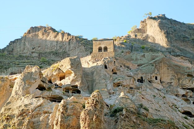 Photo vardzia medieval cave city with church on erusheti mountain near aspindza town southern georgia