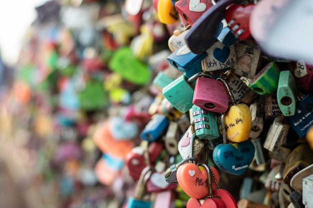 Фото vareity запертого ключа в башне n seoul на горе namsan, которую люди верят, что они будут иметь вечную любовь, если напишут имя пары на нем