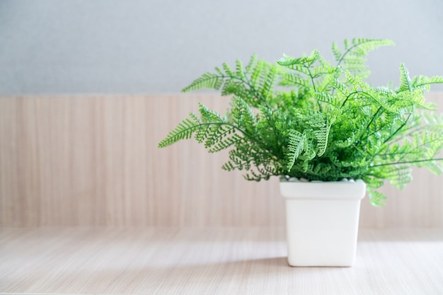 Varen met witte pot op houten tafel