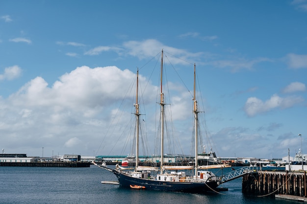 Varend houten schip met drie masten afgemeerd in de haven van Reykjavik in de hoofdstad van IJsland