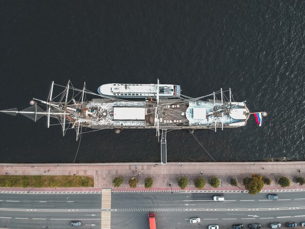 Varend schip van het Aerialphoto het uitstekende fregat. St. Petersburg, Rusland. Flatley