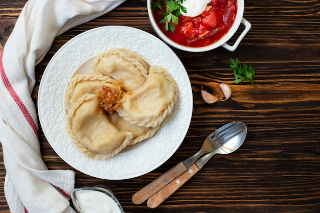 Foto vareniki-dumplings met zure room