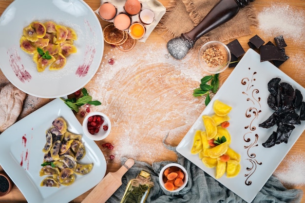 Vareniks Oekraïense traditionele keuken Bovenaanzicht Op een houten achtergrond Kopieer de ruimte