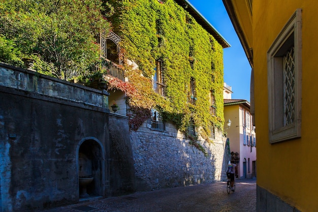 Varenna, Comomeer, Italië 20 september 2019. Straat in Varenna, een klein stadje aan het Comomeer, Italië