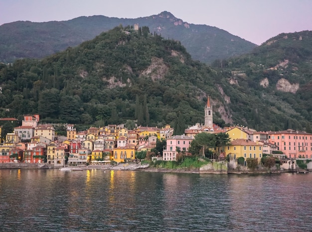 Foto varenna preso dal lago come pomeriggio