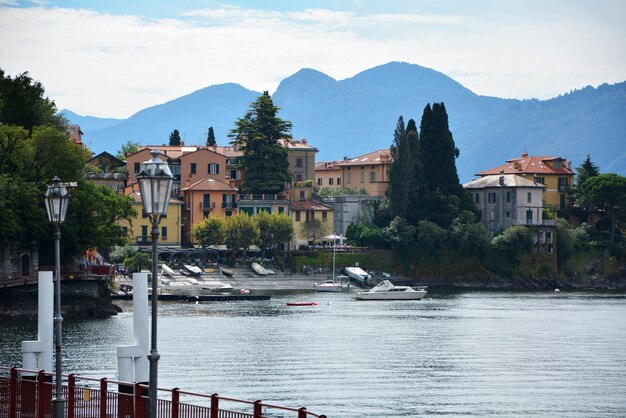 Photo varenna town italy como lake harbor boats